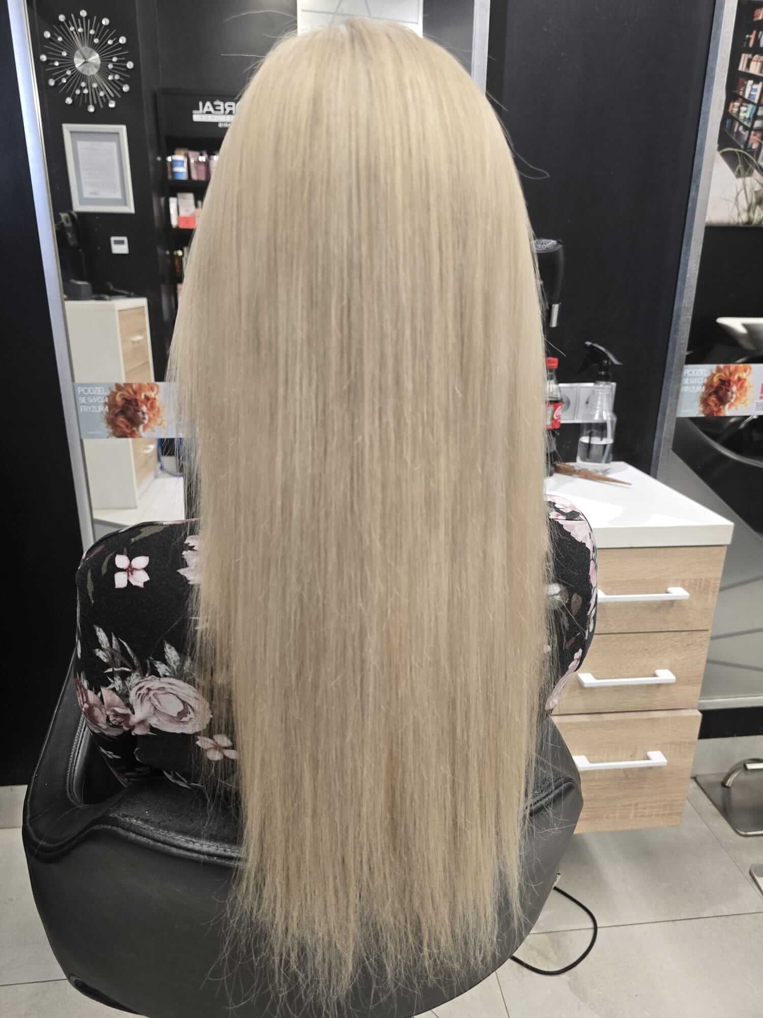 Efekt chłodnego beżowego blondu po koloryzacji w salonie Agneess